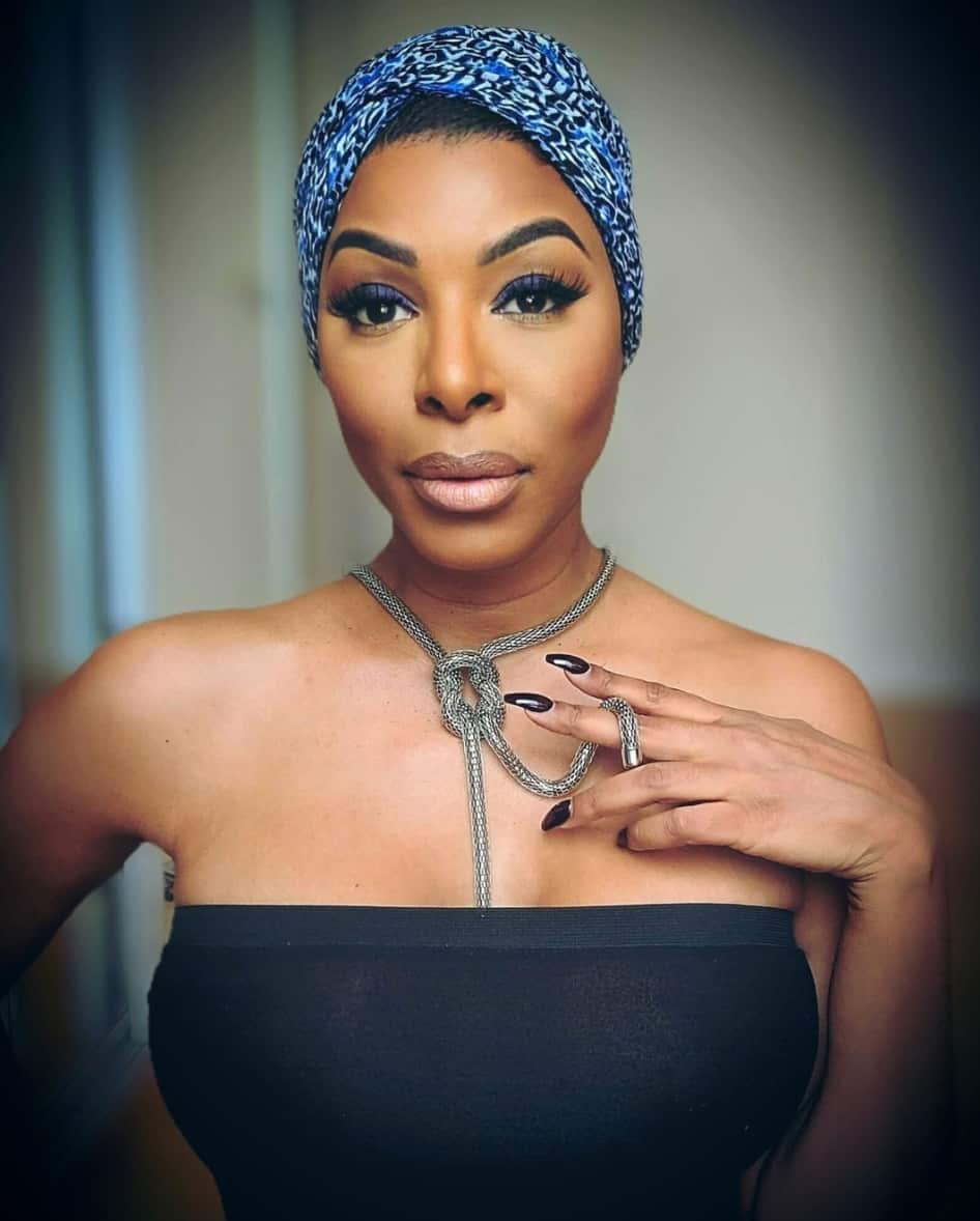 En bikini, elle prône l'acceptation de son corps