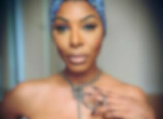 En bikini, elle prône l'acceptation de son corps