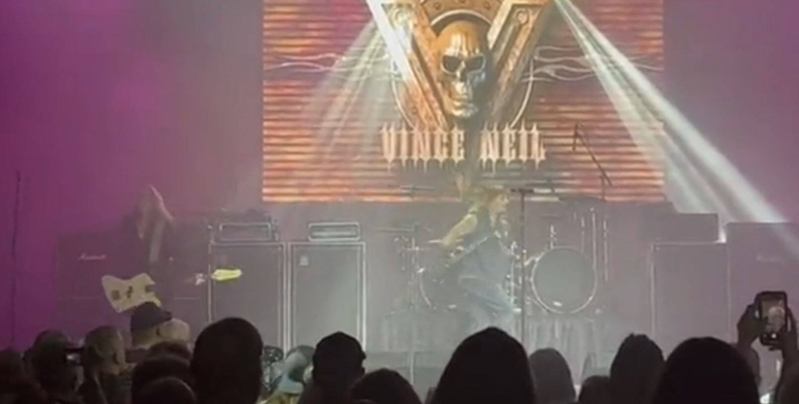 EN VID&Eacute;O | Le chanteur de M&ouml;tley Cr&uuml;e se blesse en tombant de sc&egrave;ne