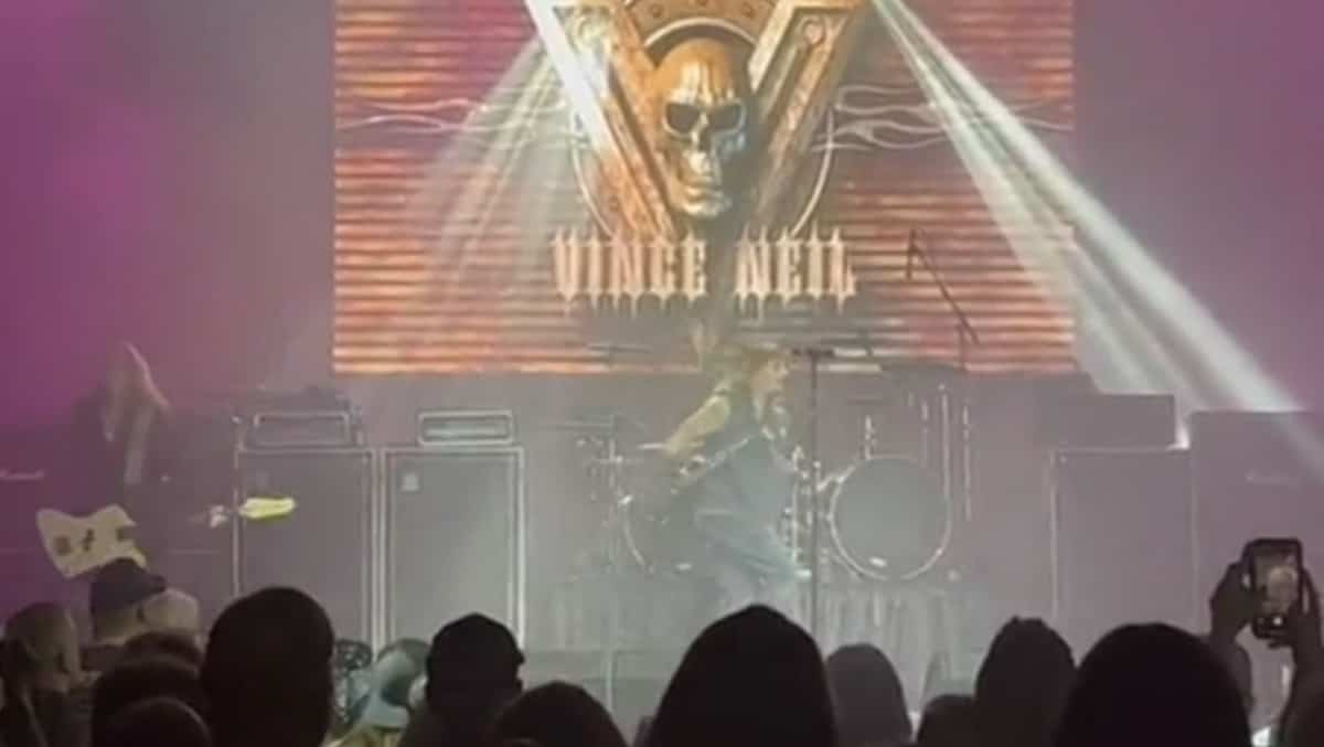 EN VIDÉO | Le chanteur de Mötley Crüe se blesse en tombant de scène