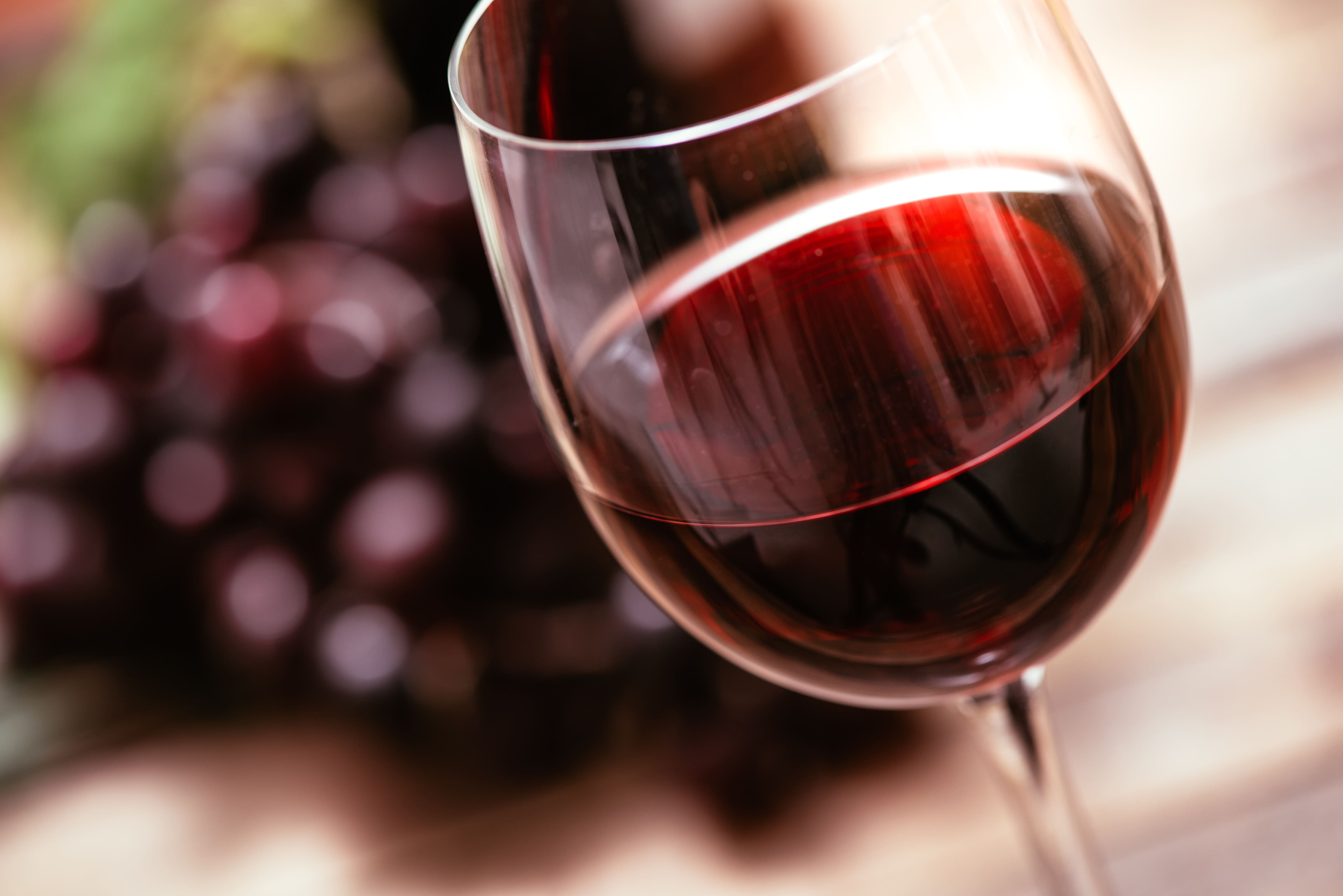Boire du vin rouge vous donne mal &agrave; la t&ecirc;te? Voici pourquoi