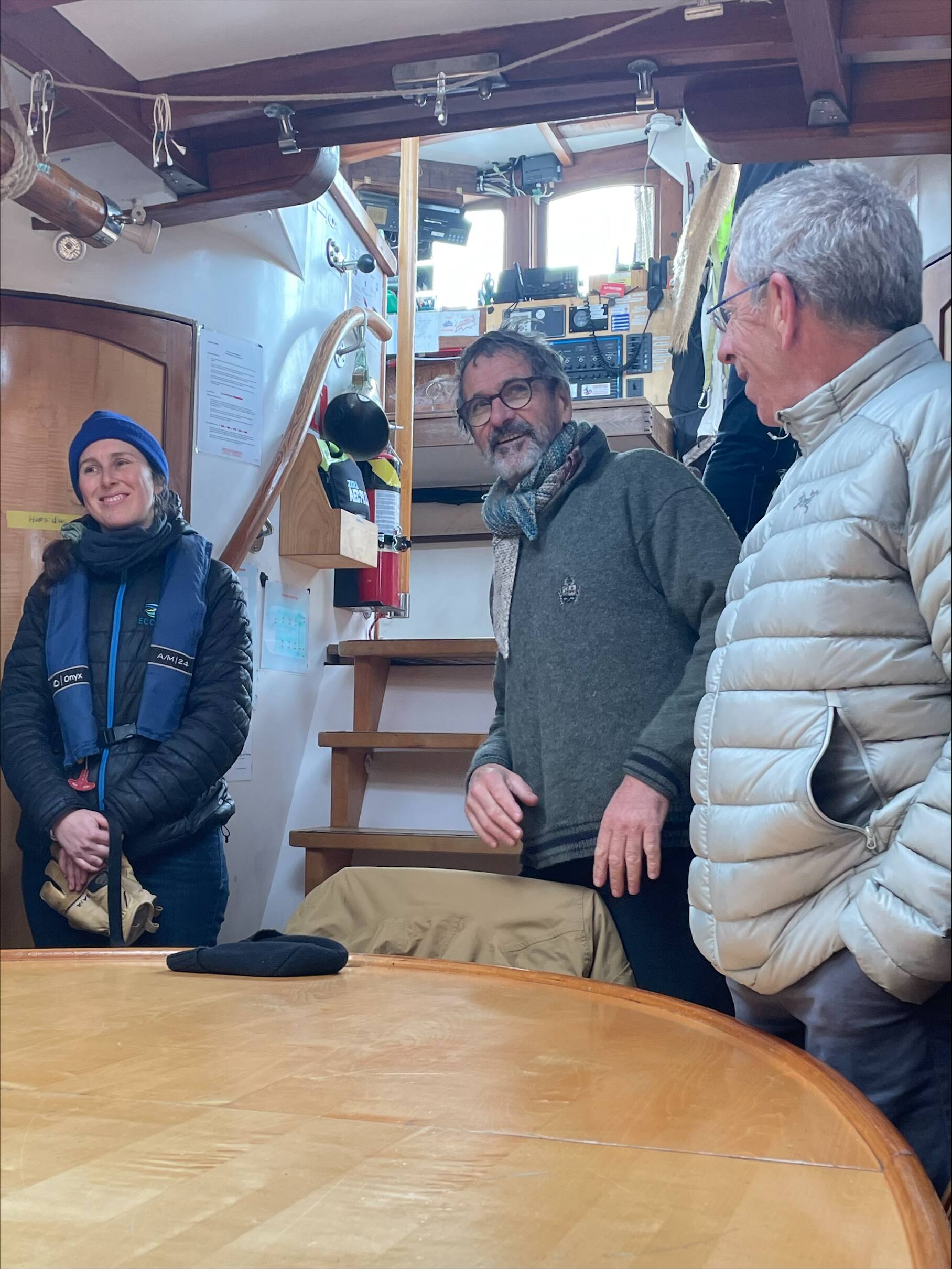 El primer oficial del EcoMaris, Gaia Viau, el capitán Lancelot y el portavoz, Paul Gourdeau.