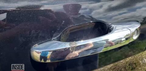 Une famille de cinq se fait frapper par la foudre en auto