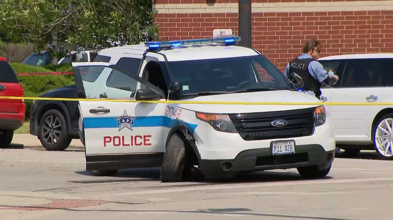 Une femme nue vole un v&eacute;hicule de police et frappe un agent