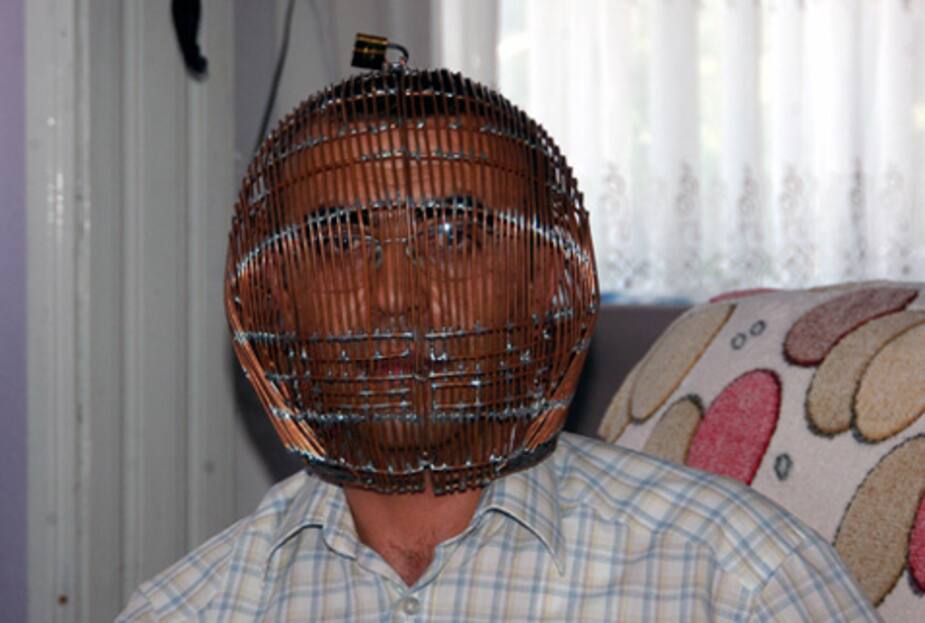 Image principale de l'article Il se met une cage sur la tête pour ne plus fumer