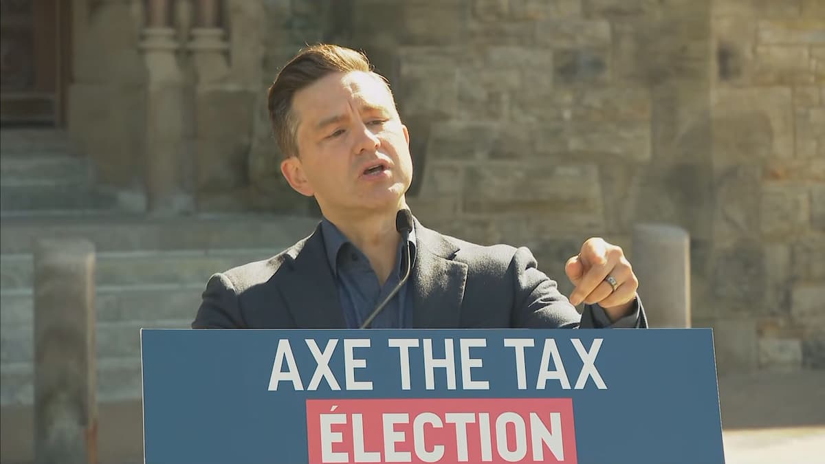 Pierre Poilievre se dispute avec un journaliste