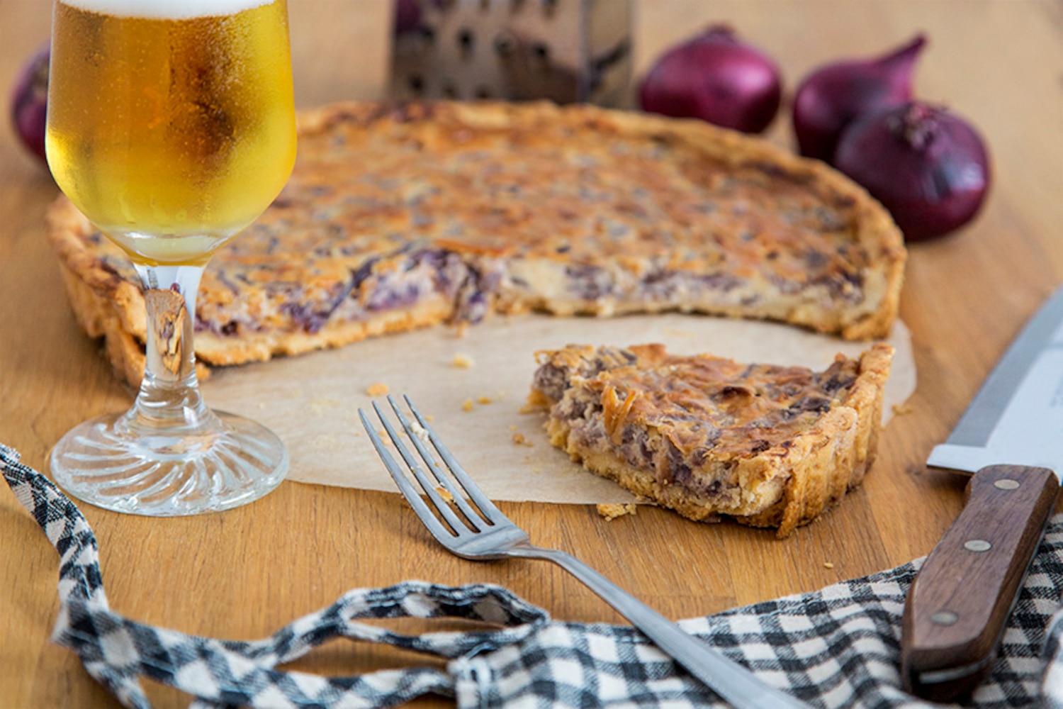 Recette de tarte fromagée aux oignons rouges caramélisés à la bière ...