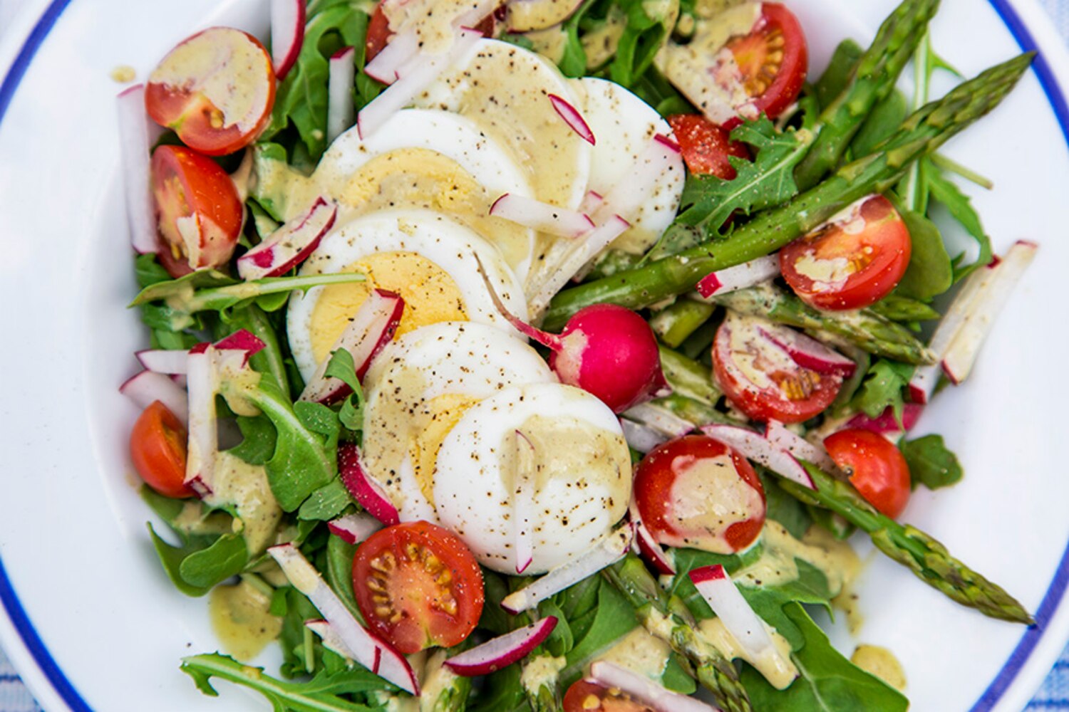 Recette de salade jardinière aux oeufs et vinaigrette crémeuse au pesto Recettes du Québec