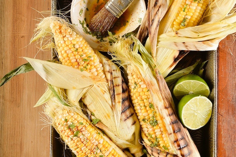 Maïs grillé, beurre de lime, chili et herbes | Recettes du Québec