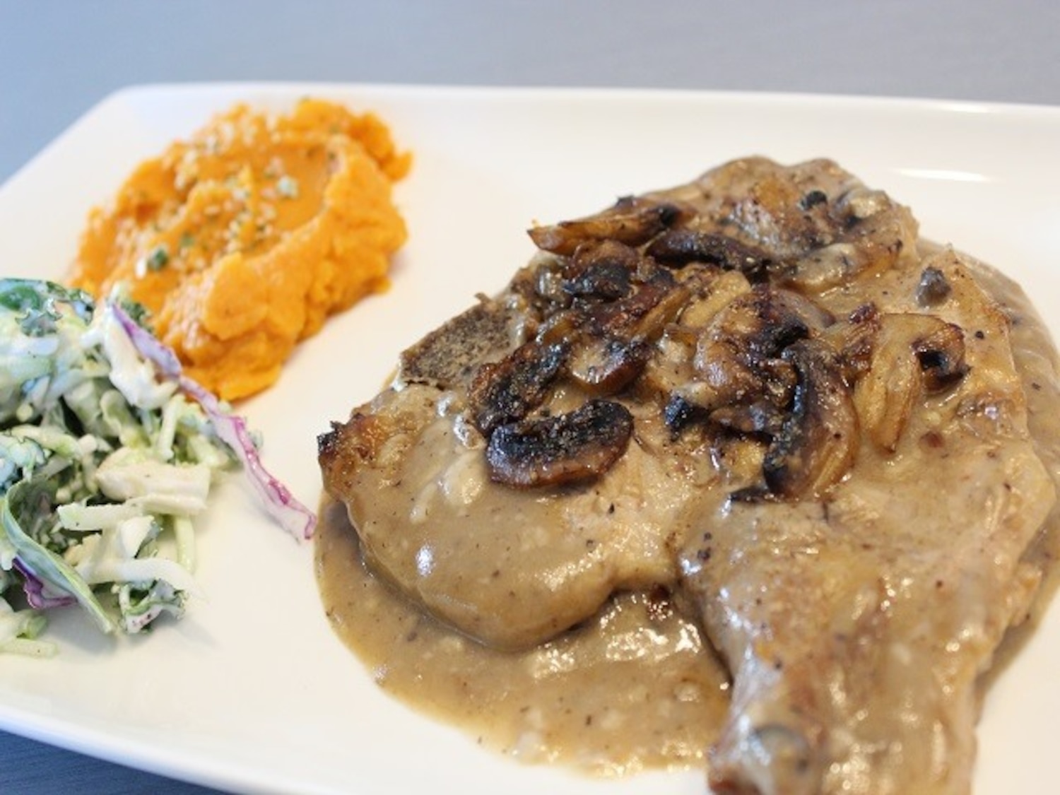 Côtelette De Porc Aux Oignons Et Aux Champignons Recette de côtelettes de porc aux champignons et à la bière de ma mère