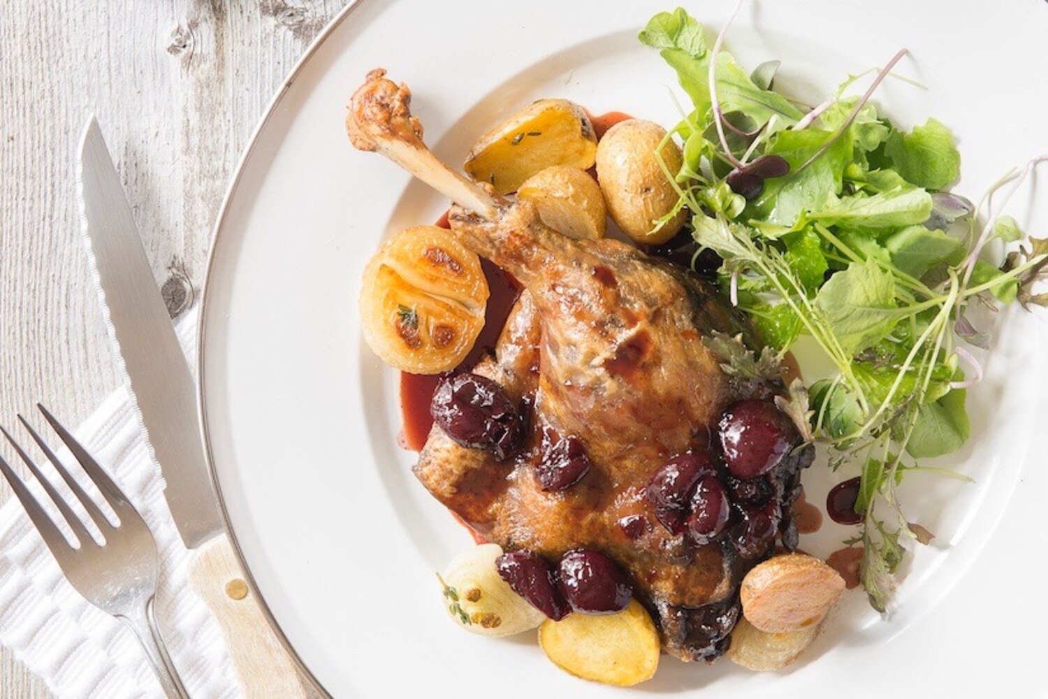 Confit de canard, sauce cerises et vinaigre balsamique | Recettes du Québec