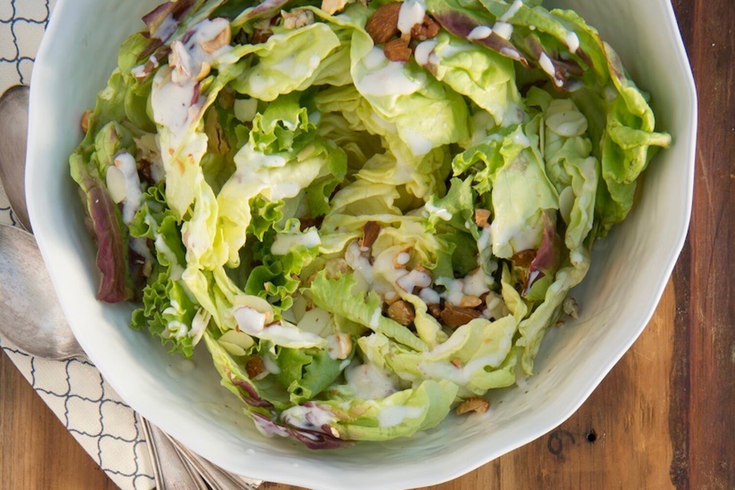 Salade Boston et noix rôties, vinaigrette au babeurre Recettes du Québec