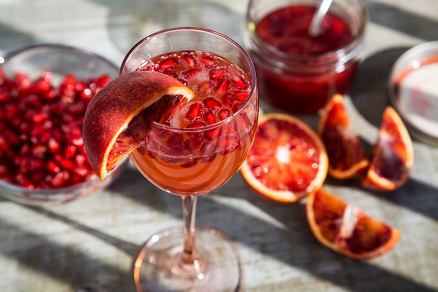 Cocktail mousseux grenade, orange sanguine et thé chai Recettes du Québec