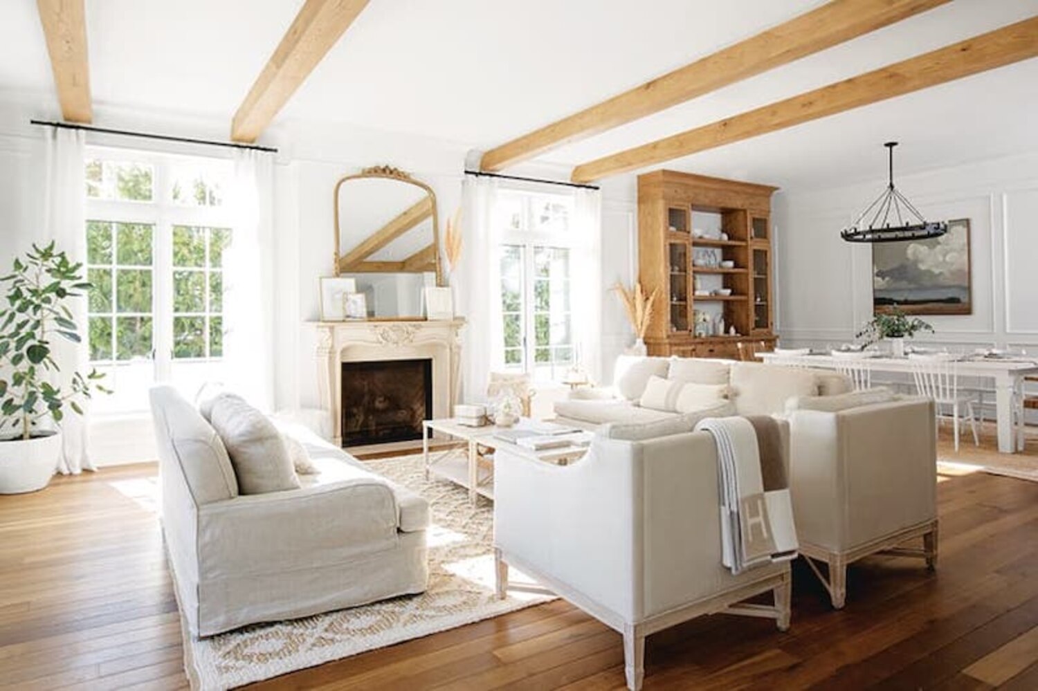 17 Timeless Living Rooms Inspired By Traditional Design Style at Home