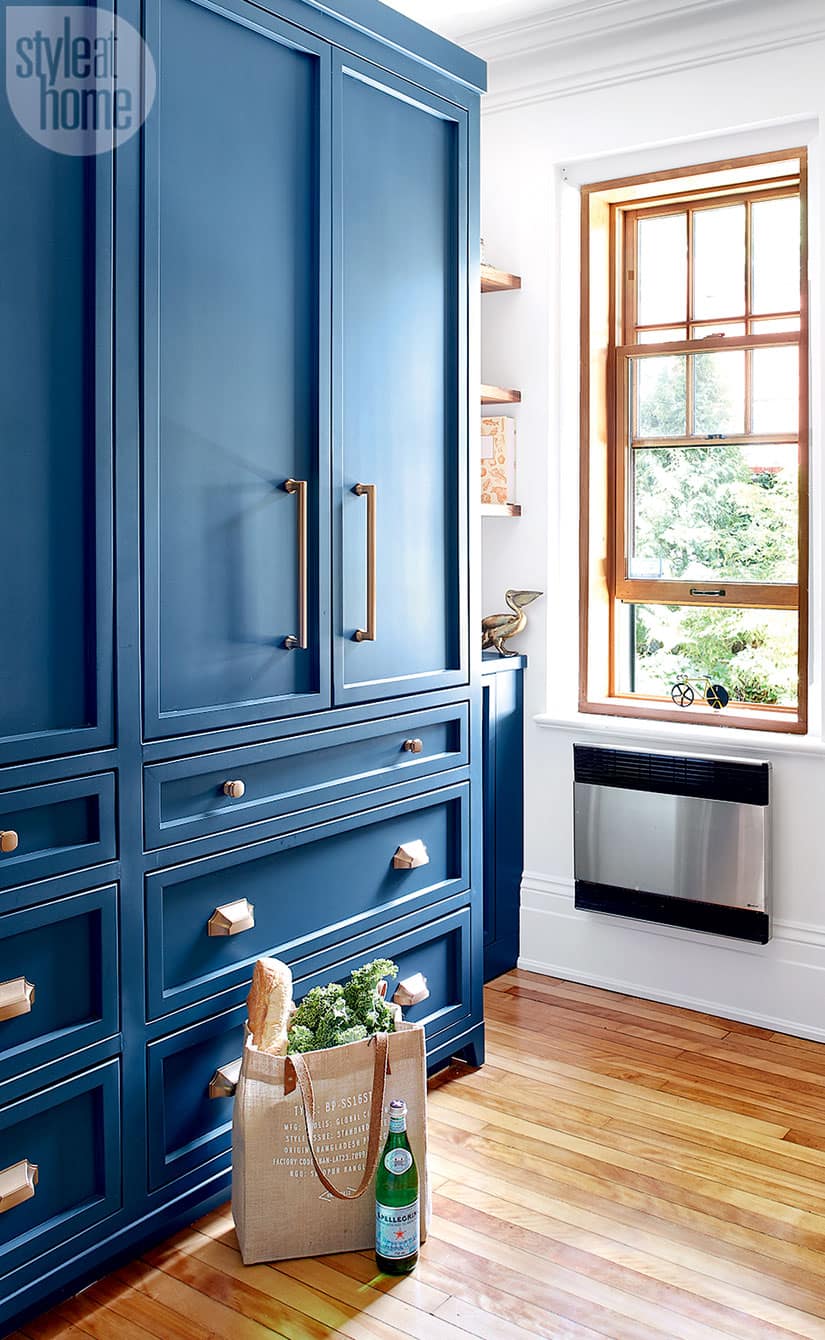 Inspiration and ideas for a kitchen colour scheme in Farrow & Ball's Hague  Blue. Cabinets with brass handl…