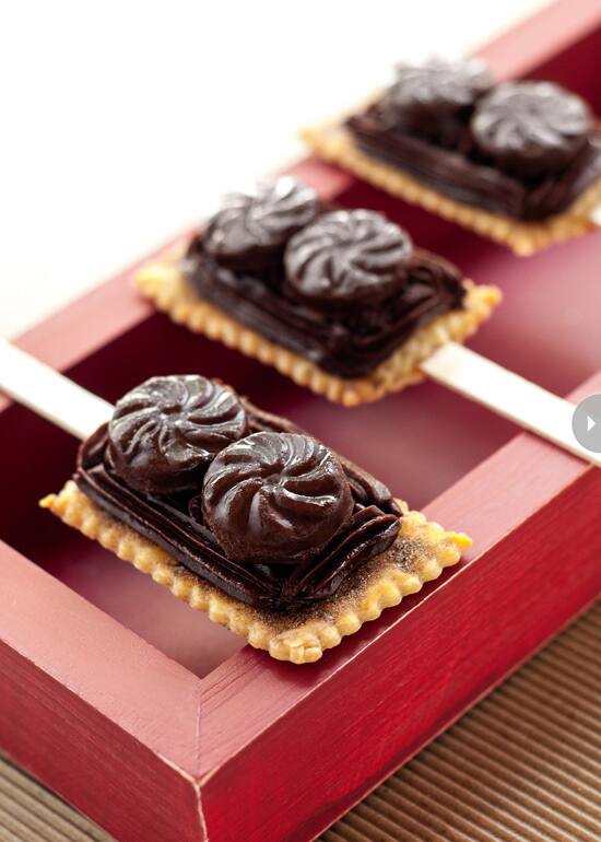 dark-chocolate-fudge-pie-pop-des.jpg