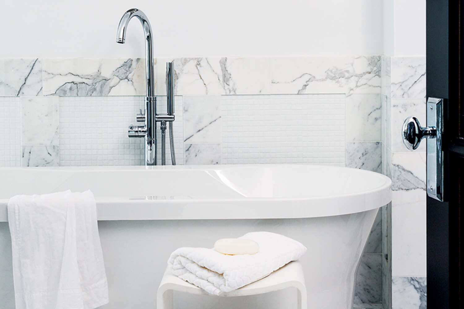 How to Maintain a clean bathtub Style at Home