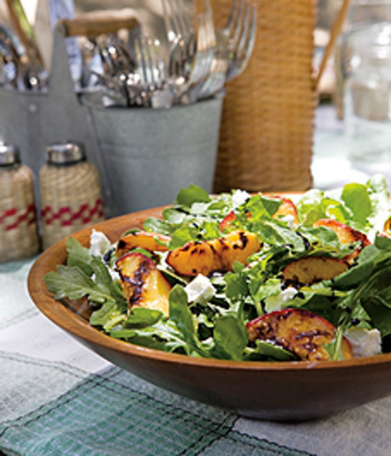 Recipe: Peach, arugula and goat cheese salad | Style at Home